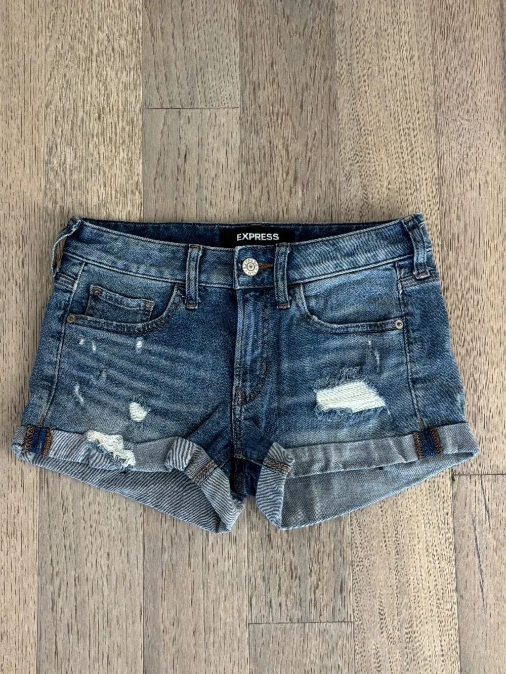 Express Shortie Relaxed Low Rise Shorts - Distressed Denim Size 00 - Picture 2 of 9